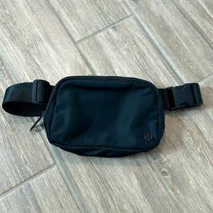 Lululemon Everywhere Belt Bag in black (1L)